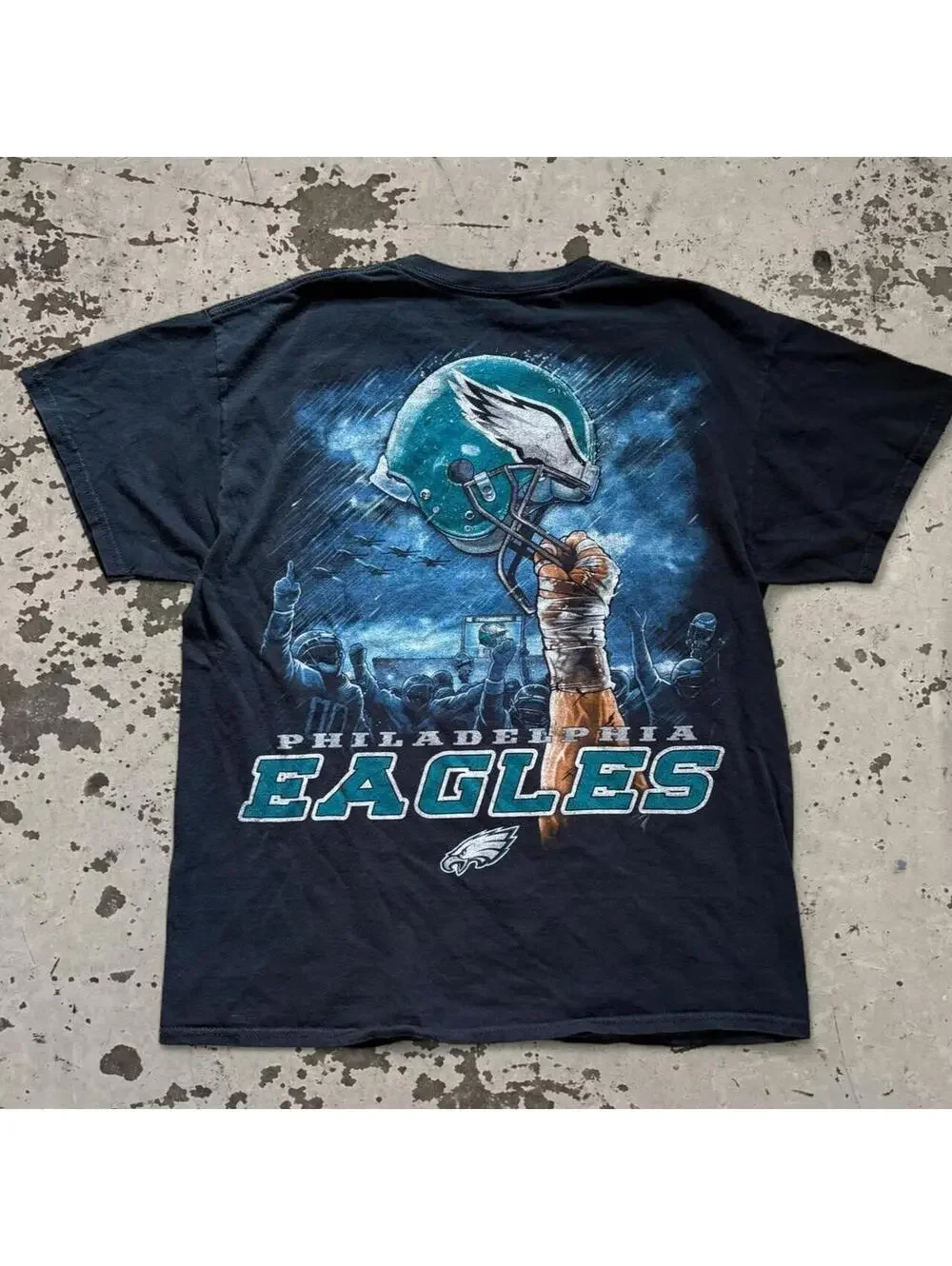 Absolutely beautiful Vintage early 2000s Y2K Philadelphia Eagles T-shirt.